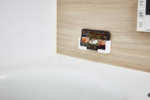 動画を見ながらお風呂に入れる「スマートフォンバスホルダー」
