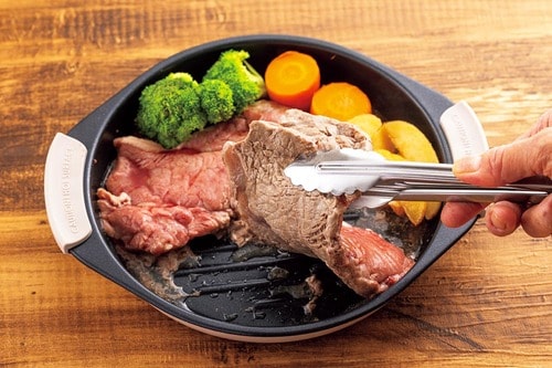 手順2:肉を裏返し、焼き色を裏面にも ニトリのおすすめ商品おすすめ イメージ