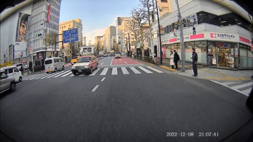 後方は広角気味に写ります ミラー型ドライブレコーダーおすすめ イメージ