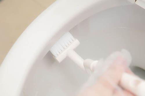 28位: [28位]トイレのフチ裏掃除にはコレ！角度がついてぴったりフィットするブラシ 100均お掃除・お洗濯グッズおすすめ イメージ