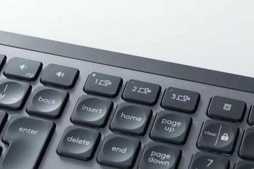 無線・バッテリー・バックライト全部入り パンタグラフキーボードの最高峰!