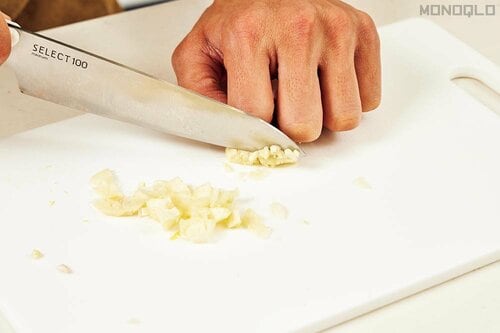 1:あさりを砂抜きしておきニンニクを粗みじんに 料理研究家リュウジの愛用品おすすめ イメージ