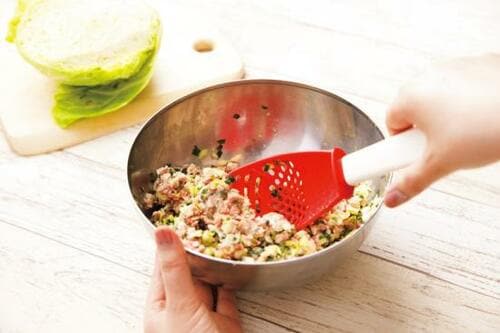 手につく脂とニオイにさようなら!肉ごねを時短化できる便利アイテム