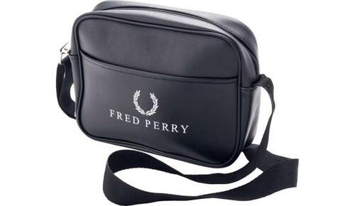 9位: ロゴと素材の質感が安っぽくイマイチなFRED PERRY