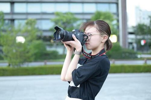 カメラを構える