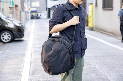 ベルト付きで持ち運びやすい