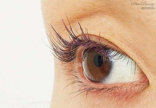 高発色なのに肌なじみよく自然で品のある仕上がり カラーマスカラおすすめ イメージ