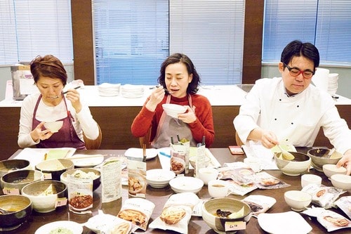 料理家たちが無印良品の食品を試食している様子