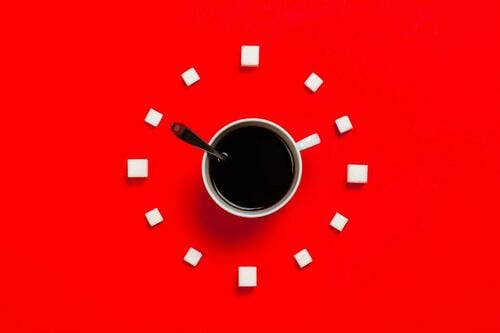 赤い背景とコーヒー