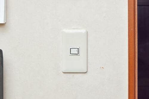 ガンコな手垢はアルカリ電解水で拭きあげましょう