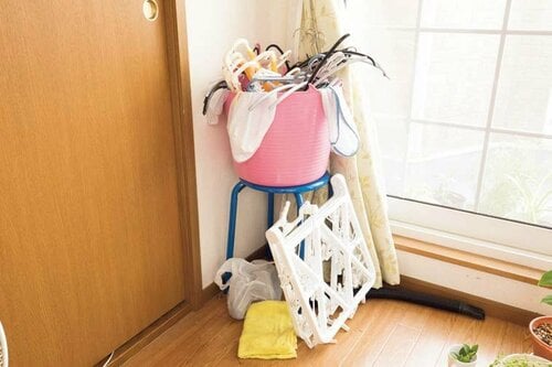 壁に取り付けたフックに洗濯グッズをかけて収納!
