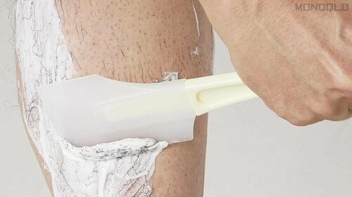 2:ヘラなどを用いてクリームをキレイに除去 メンズ除毛クリームおすすめ イメージ