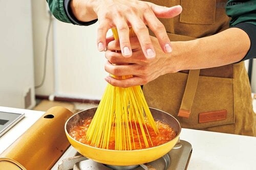 6:水を入れて沸いたらパスタを入れる 料理研究家リュウジの愛用品おすすめ イメージ