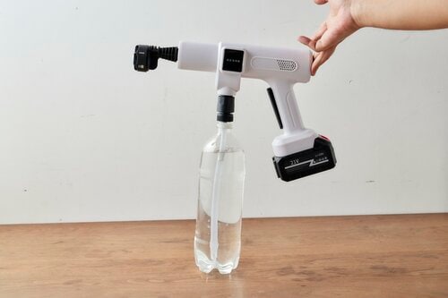 取り回し:重いので両手での使用がおすすめ ハンディ高圧洗浄機おすすめ イメージ2