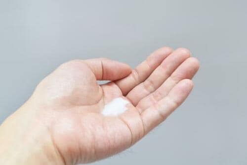 基本1：予防なら化粧品、治療なら医薬品を選ぶのが正解 メンズ保湿クリームおすすめ イメージ