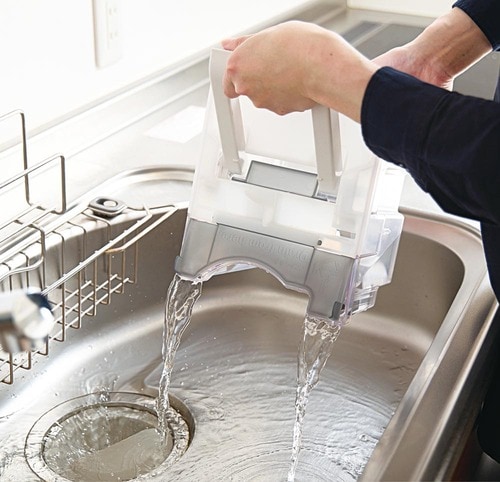 【使い勝手】屈まずタンクが取れて水捨てが超ラクちん 除湿機おすすめ イメージ2