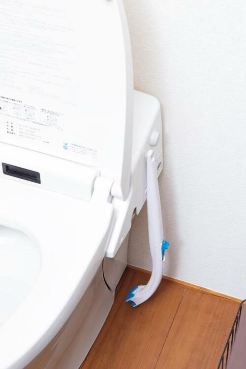 流せるトイレブラシは吊るすが◎!そこでおすすめがフィルムフック!