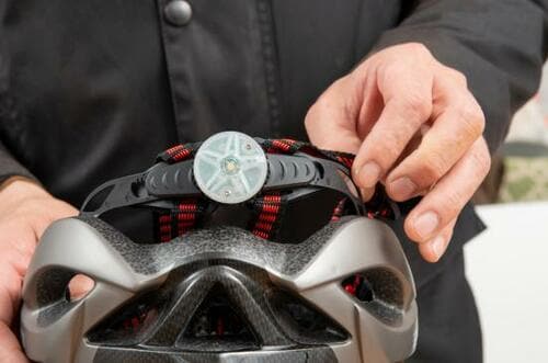10位: バイザーやリアライトが付いた「KINGBIKE」 ロードバイク用ヘルメットおすすめ イメージ