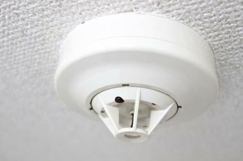 火災を検知する“火災報知器”は10年交換が目安 イメージ