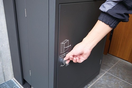 出かける前はカギを開ける 折りたたみ式宅配ボックスおすすめ イメージ