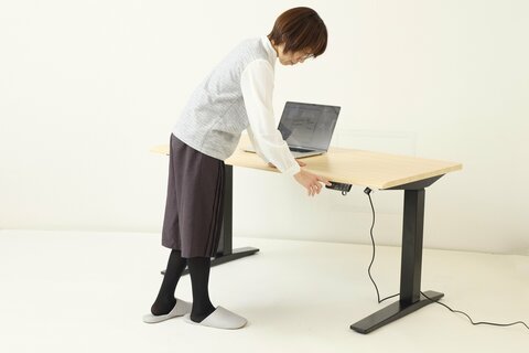 肩こり・腰痛持ちに神！FlexiSpotの電動昇降デスクがデスクワークの 