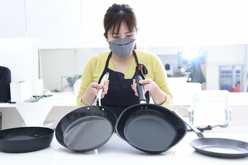 テスト1：使いやすさ・持ちやすさ［配点：30点］ 鉄フライパンおすすめ イメージ