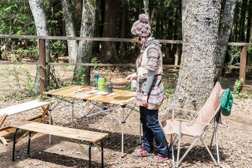 高さ70cmのハイテーブルだけど軽量で女性でも持ち運べる イメージ