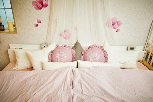 ポイント：いろいろな大きさ、形、色、素材のクッションを並べよう イメージ