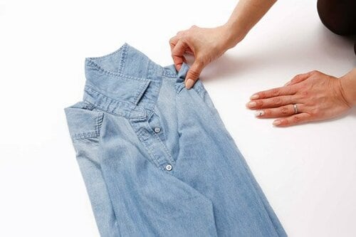 ワイシャツを四角くたたむ!襟と袖に注意しましょう イメージ