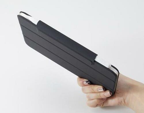手帳型ケースを装着したタブレットを持つ人