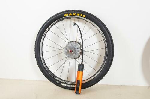 7位: コンパクトで携帯性に優れた「AirXwills」 自転車の空気入れおすすめ イメージ