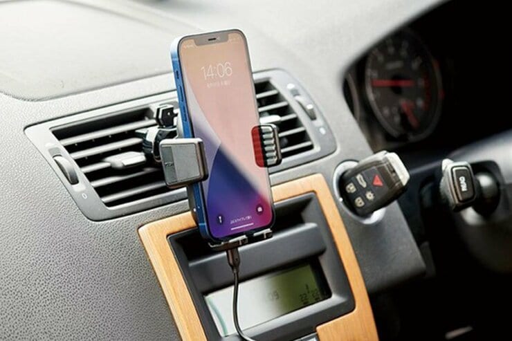 走行中の大きな揺れでも安心！ おすすめ車載ホルダーはアンカー「PowerWave 7.5 Car Mount」｜家電批評・オブ・ザ・イヤー2021のイメージ