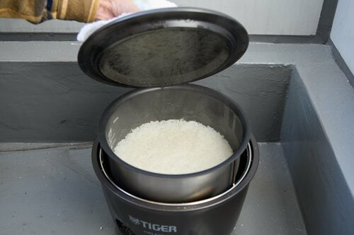 2:既定時間の経過で新聞紙を追加 かまど炊飯器おすすめ イメージ2