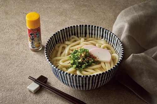 かけた瞬間、ゆずの香りが食欲をそそる! エスビー食品「ゆず入り七味唐からし」おすすめ イメージ