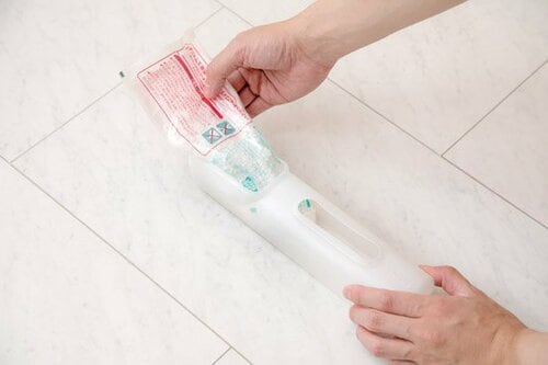 5位: 収納の僅かな隙間でも使える詰め替えOKのエコな除湿剤 イメージ3