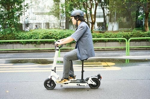 座れるので安心感が高くブレーキ性能も優秀 電動キックボードおすすめ イメージ