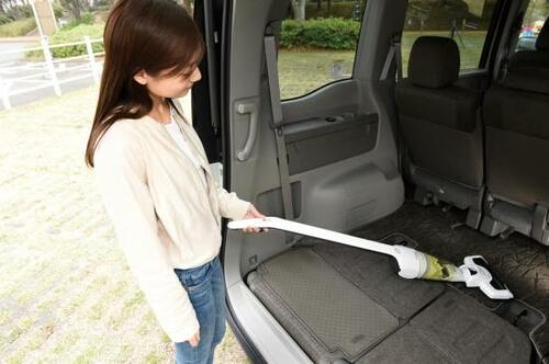 16:車内の掃除にサッと使えて便利なコードレス掃除機