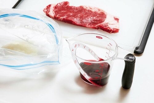 玉ねぎと赤ワインがあれば 特売お肉がふんわり高級肉風に！ イメージ2