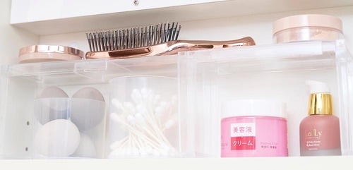 1:コの字ラックで上下に置く 洗面所の収納アイデアおすすめ イメージ