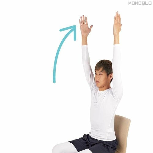 2:そのまま真上まで両腕を上げる 姿勢サポーターおすすめ イメージ