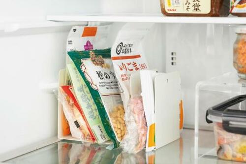 その③:無印のスチール仕切板でペットボトルを2段重ね収納!