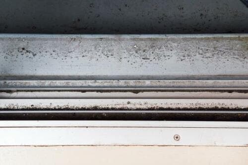 【窓サッシ編】重曹にお湯を足すだけでカビ撃退 イメージ