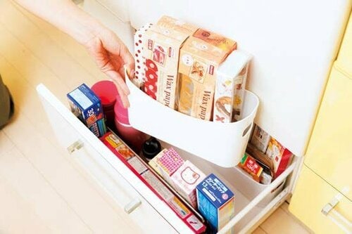 ニトリの整理バスケットにラップやアルミホイル類を立てて