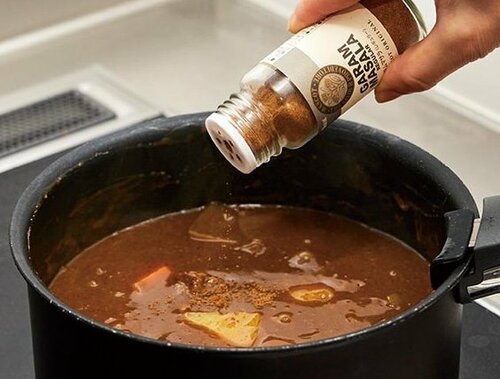 ガラムマサラを加えるとよりスパイシーに! カレールーおすすめ イメージ