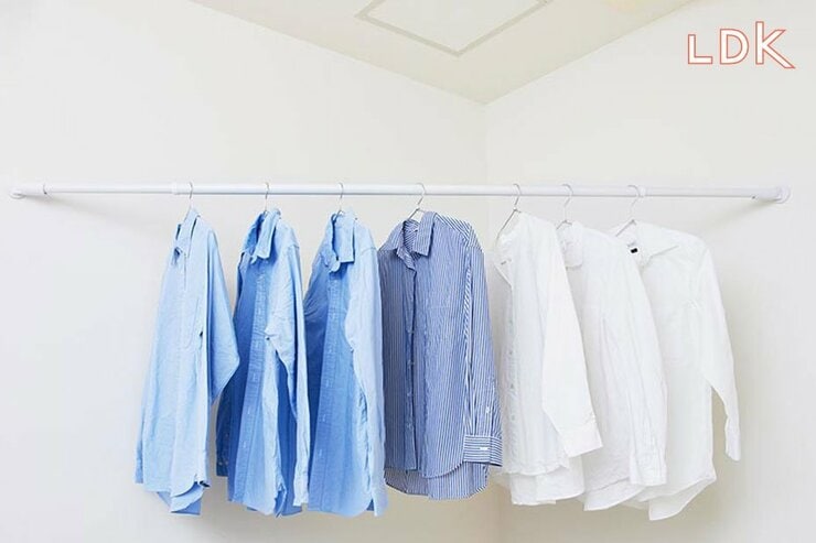 【梅雨入りヤバい】部屋干しする場所がない！→壁に3秒で物干し竿を装着できちゃうよ【LDK】
