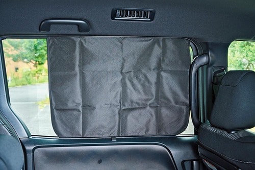 車の暑さ対策アイテムおすすめ セイワ 楽らくマグネット カーテンM(Z86) イメージ2