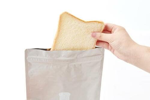 袋に入れて冷凍するだけ! マーナ「パン冷凍保存袋」