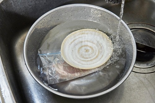 おすすめ解凍②「流水の中で解凍」 イメージ
