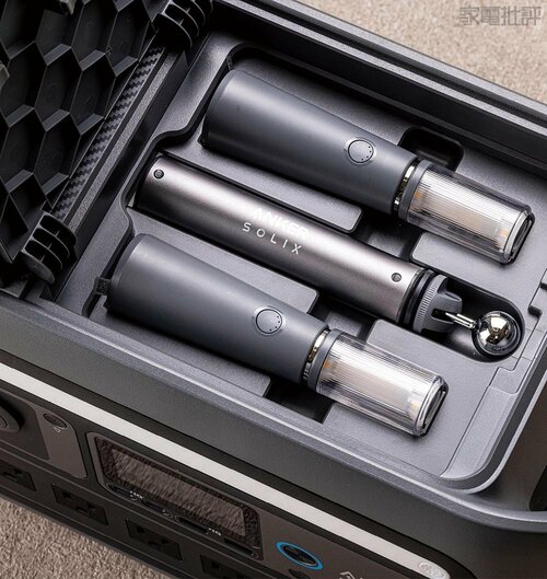 ポールはマグネットでライトに装着される アンカー「Anker Solix C800 Plus Portable Power Station」おすすめ イメージ
