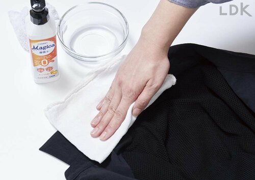 2:別の布で汚れを移しとる コートの汚れを落とす方法おすすめ イメージ